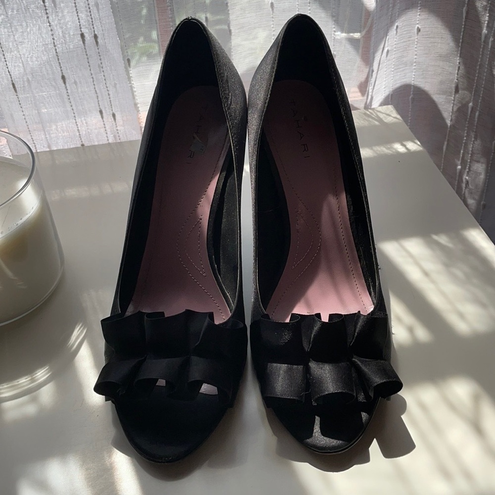 Satin Tahari Peep Toe Black Sloan Heel 8.5